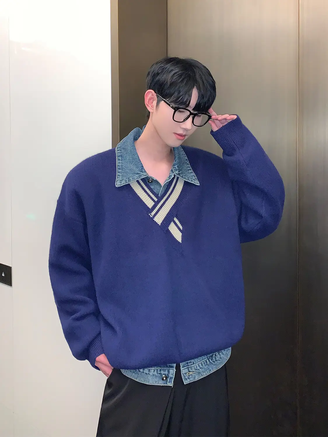 Men's Blue Knitted V-Neck Sweater with Striped Collar - Image 6