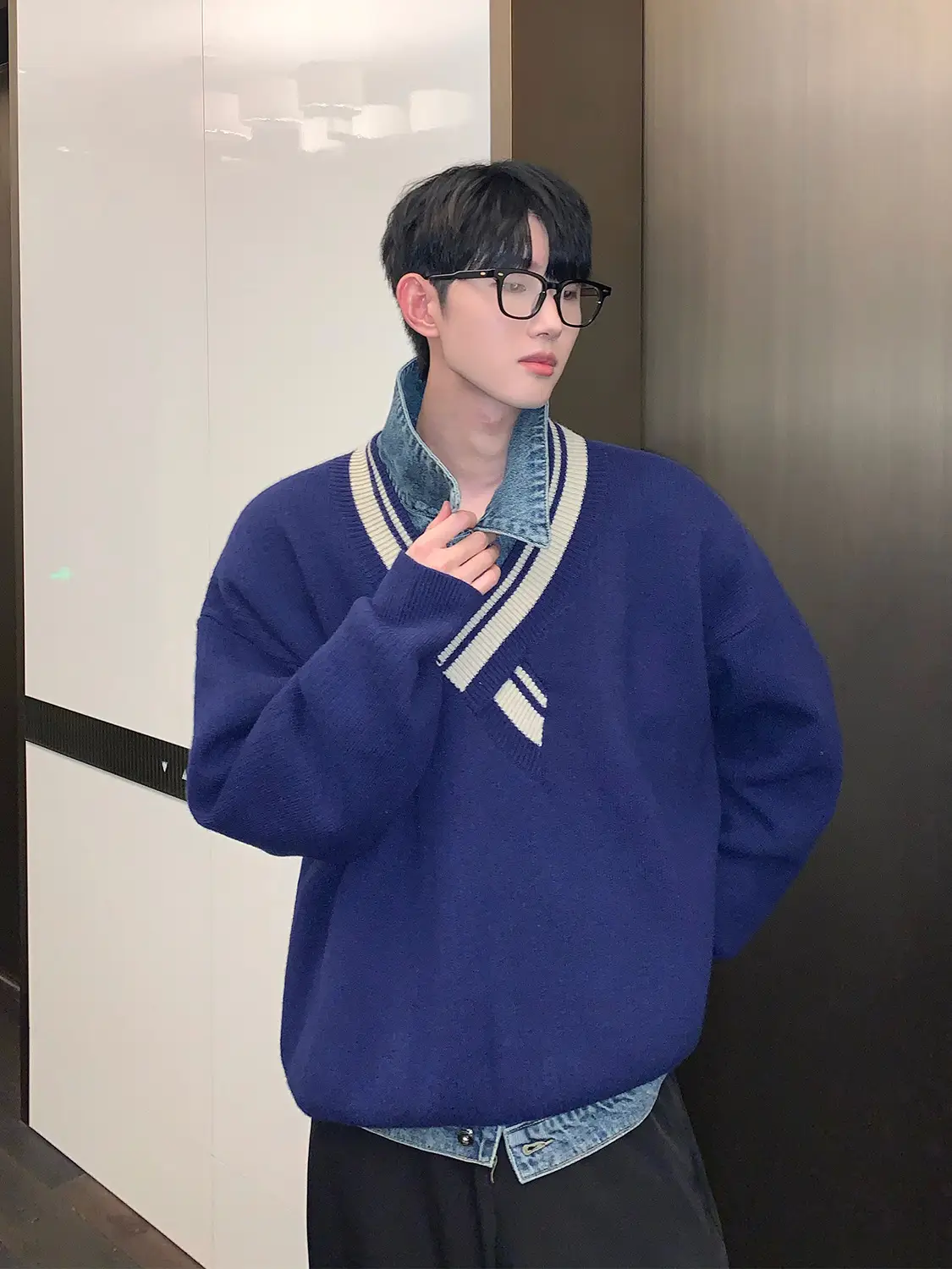 Men's Blue Knitted V-Neck Sweater with Striped Collar - Image 7