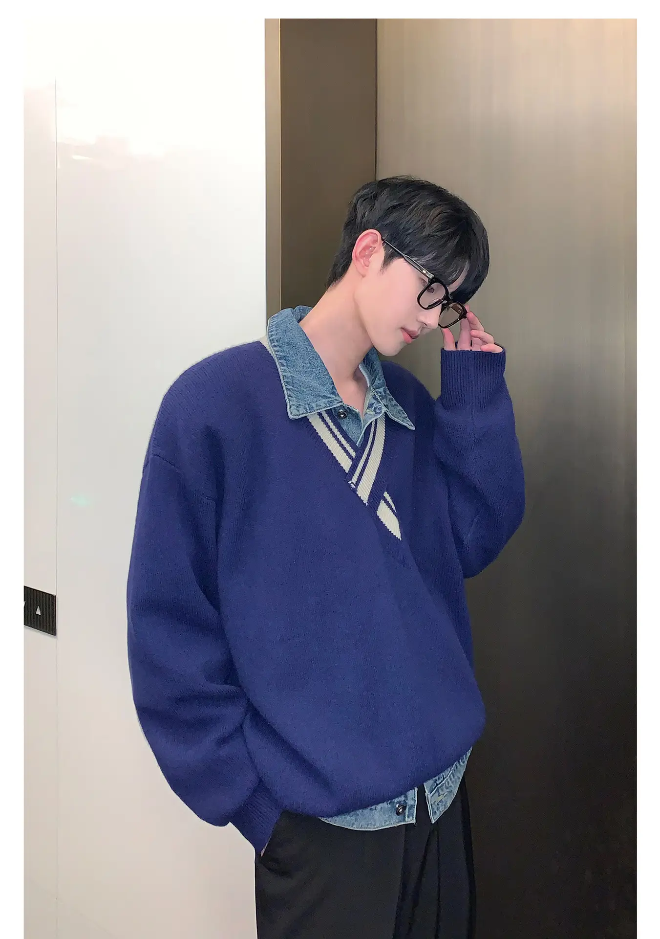 Men's Blue Knitted V-Neck Sweater with Striped Collar — feature 11