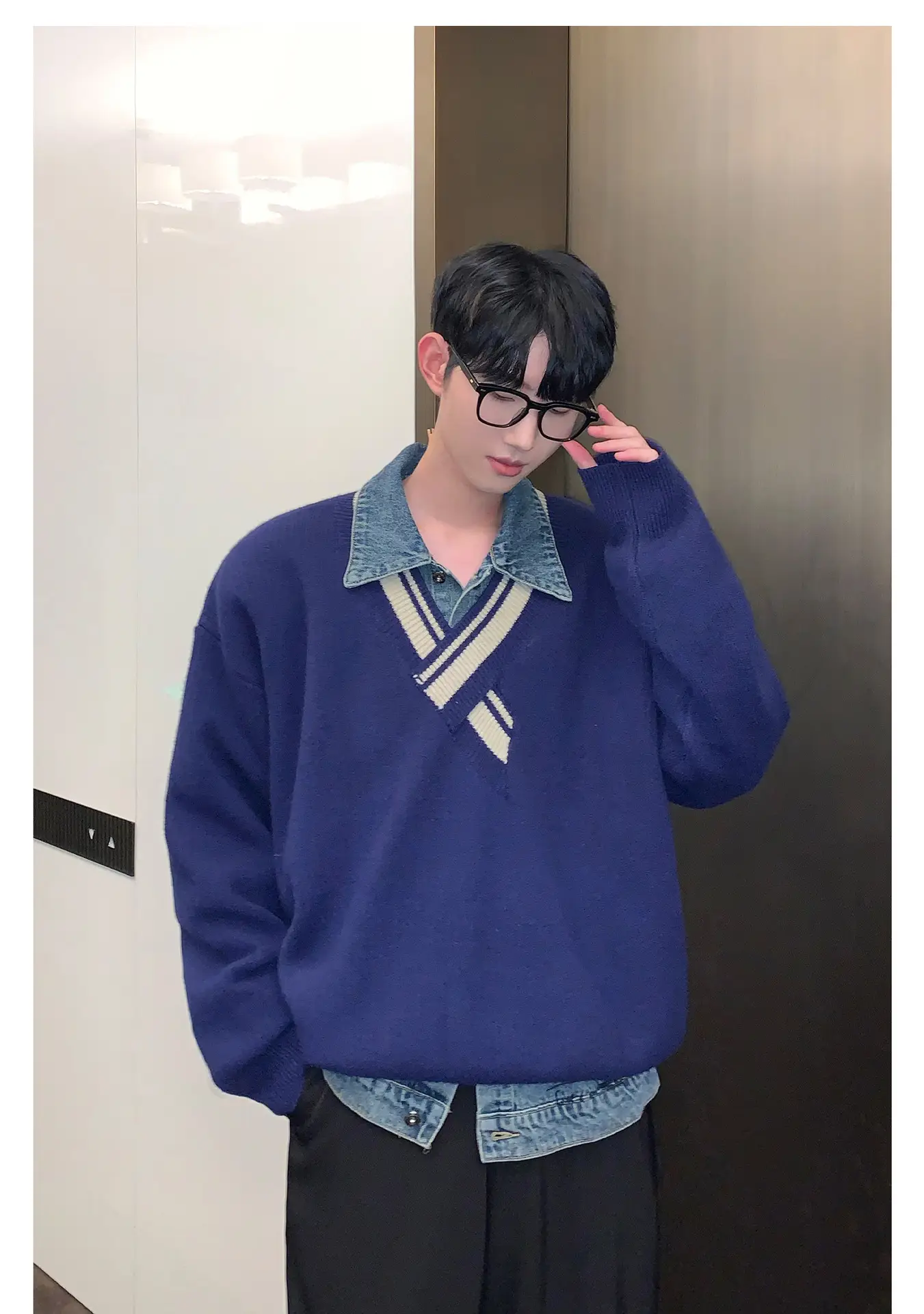 Men's Blue Knitted V-Neck Sweater with Striped Collar — feature 15