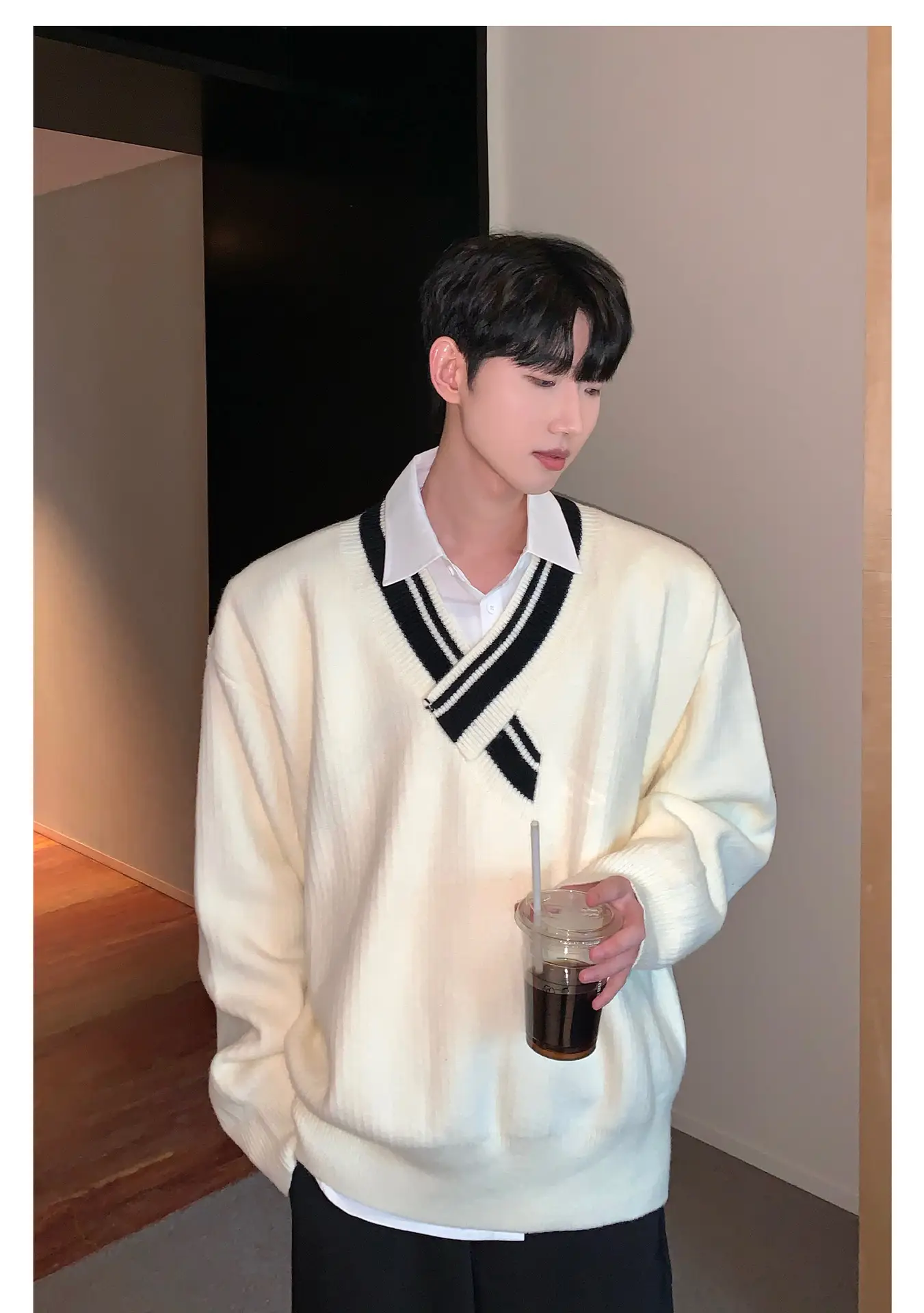 Men's Blue Knitted V-Neck Sweater with Striped Collar — feature 3