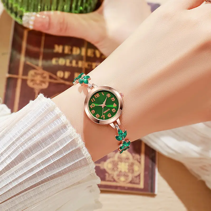 Fashion Elegant Watch Women's Trendy Simple Elegant Ins Style Clover Bracelet Women's Watch Diamond Watch Pull-out Bracelet — feature 1