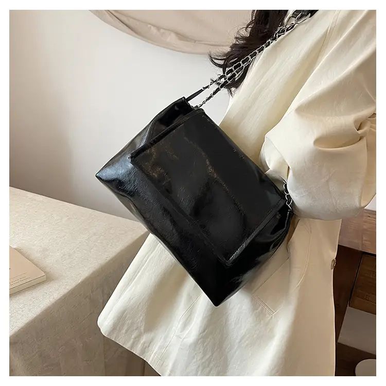 Women's Chain Shoulder Bag Maroon Large Capacity — feature 10