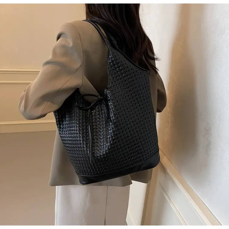 Women's Black Textured Shoulder Bag 2024 New Large Capacity — feature 14
