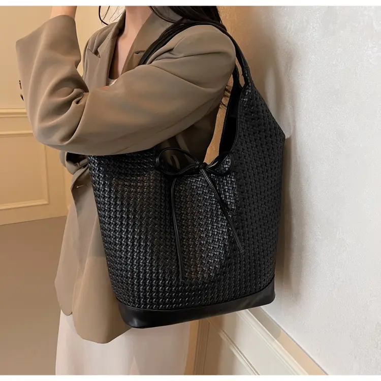 Women's Black Textured Shoulder Bag 2024 New Large Capacity — feature 15