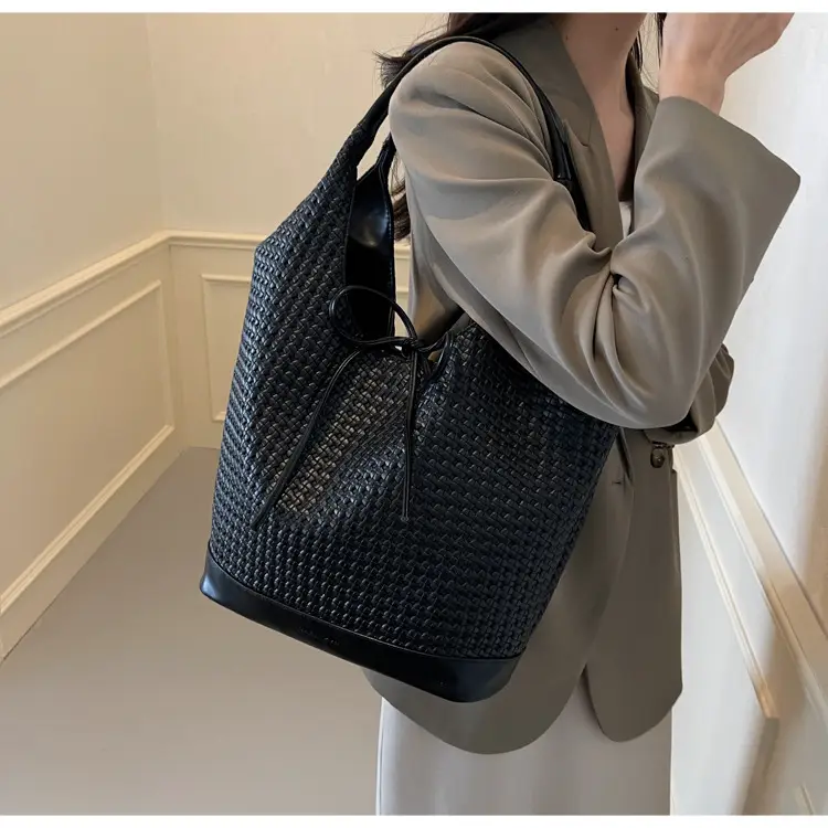 Women's Black Textured Shoulder Bag 2024 New Large Capacity — feature 16