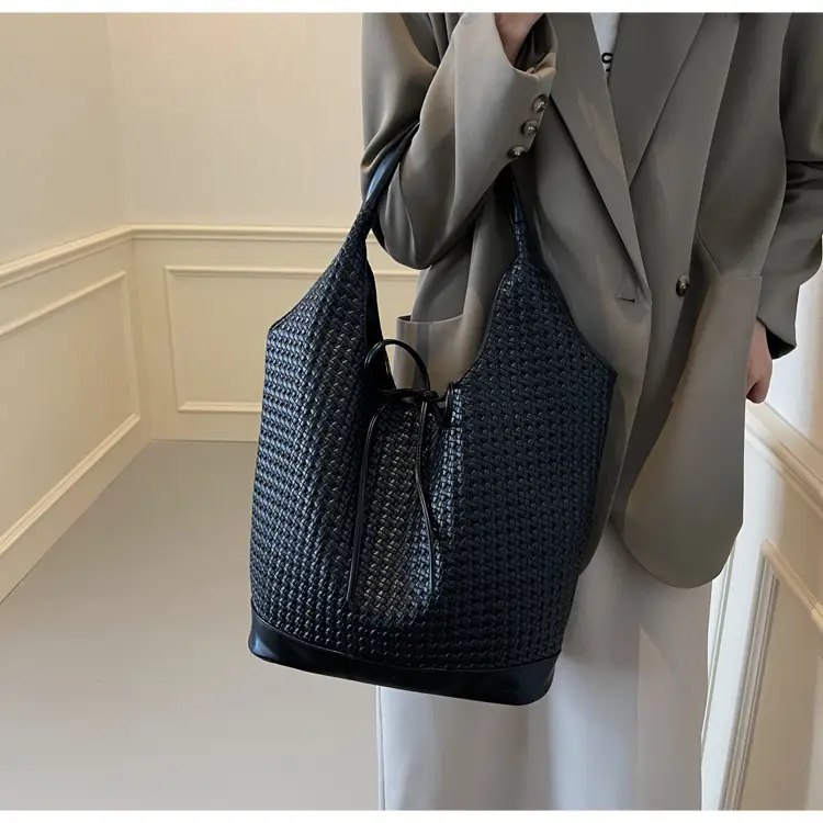 Women's Black Textured Shoulder Bag 2024 New Large Capacity — feature 17