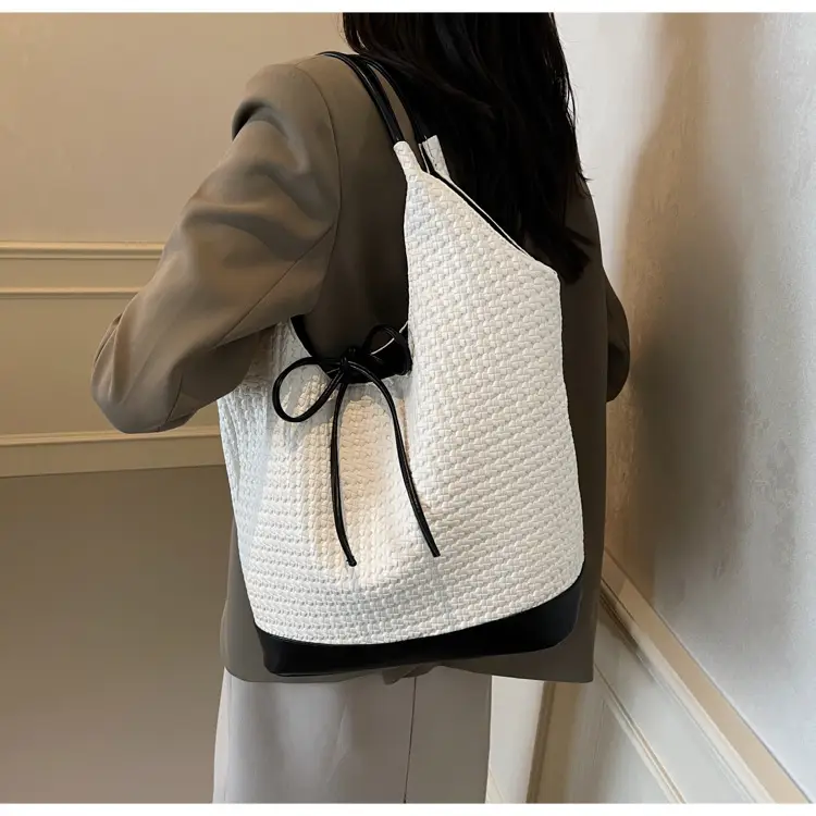 Women's Black Textured Shoulder Bag 2024 New Large Capacity — feature 18