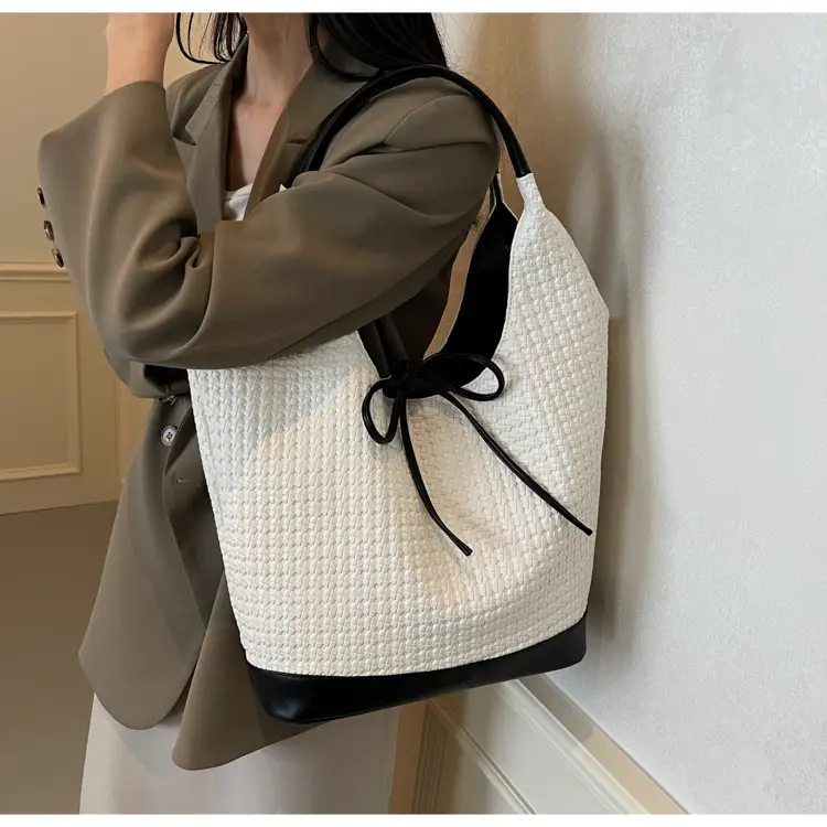 Women's Black Textured Shoulder Bag 2024 New Large Capacity — feature 19
