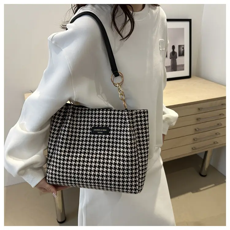 Large Capacity Houndstooth Chain Tote Bag — feature 10
