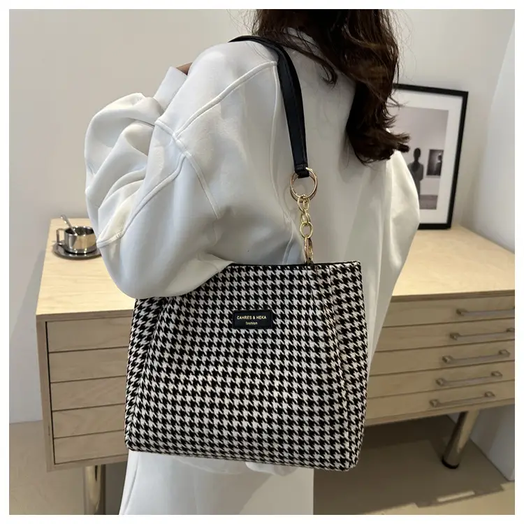 Large Capacity Houndstooth Chain Tote Bag — feature 11