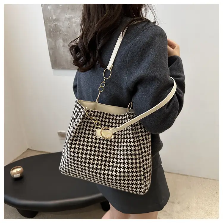 Large Capacity Houndstooth Chain Tote Bag — feature 13