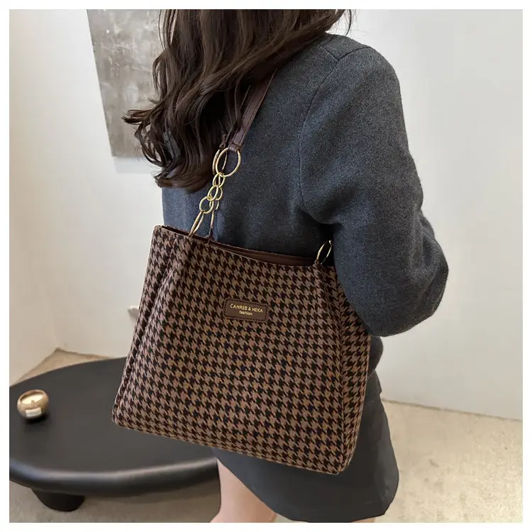 Large Capacity Houndstooth Chain Tote Bag — feature 14