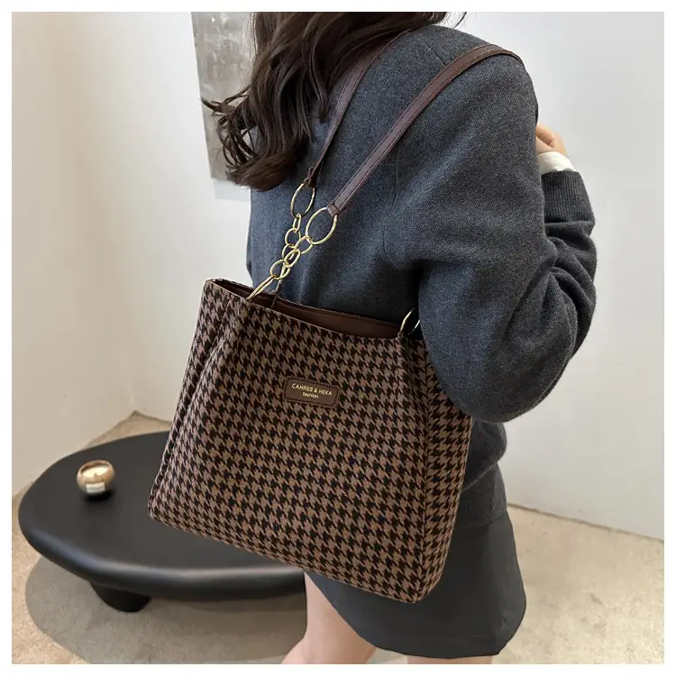Large Capacity Houndstooth Chain Tote Bag — feature 15