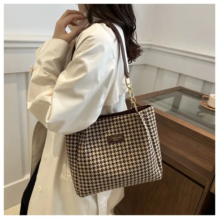 Large Capacity Houndstooth Chain Tote Bag — feature 17