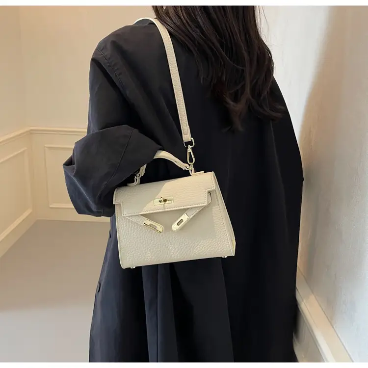 Platinum Litchi Pattern Shoulder Bag 2024 — feature 15