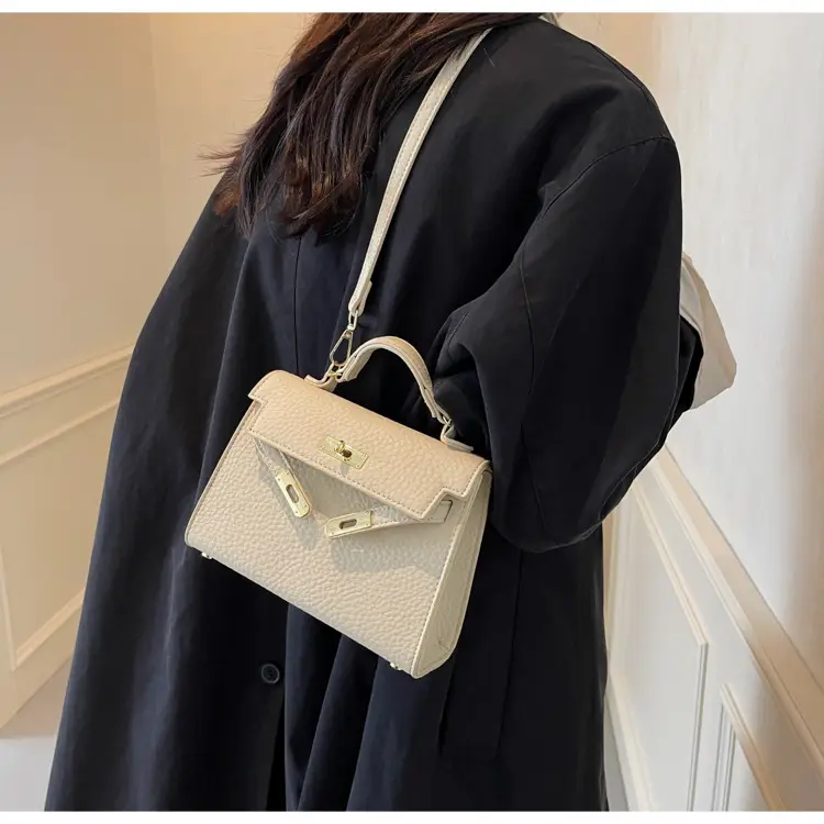 Platinum Litchi Pattern Shoulder Bag 2024 — feature 16
