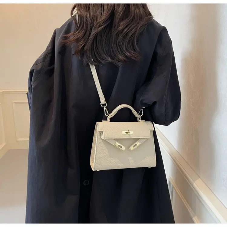 Platinum Litchi Pattern Shoulder Bag 2024 — feature 17