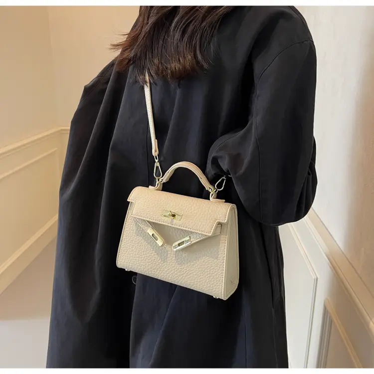 Platinum Litchi Pattern Shoulder Bag 2024 — feature 18