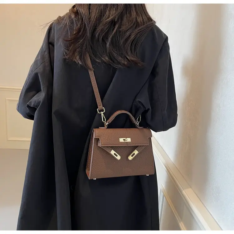 Platinum Litchi Pattern Shoulder Bag 2024 — feature 21