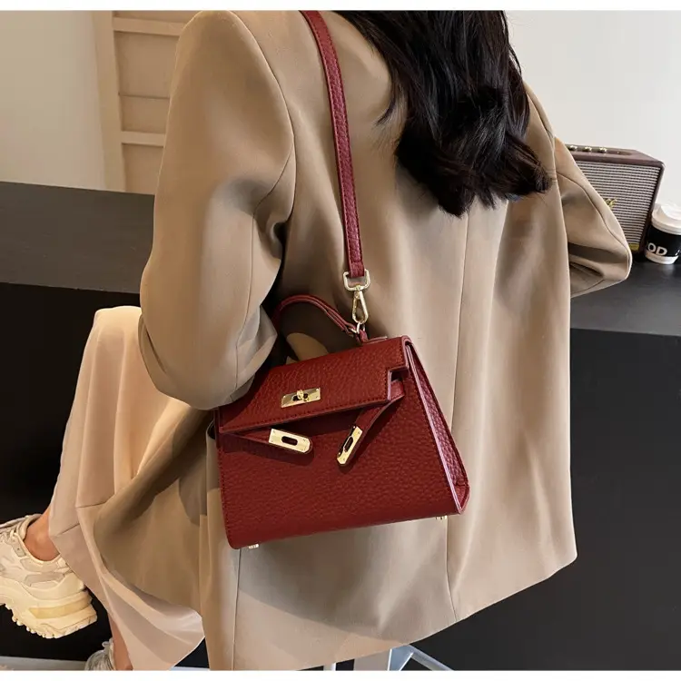 Platinum Litchi Pattern Shoulder Bag 2024 — feature 23