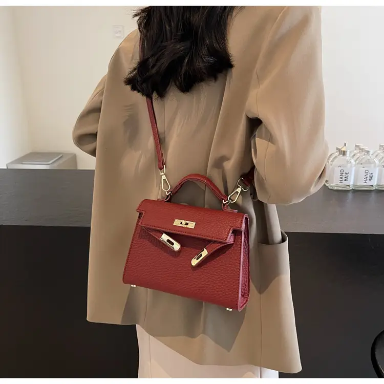 Platinum Litchi Pattern Shoulder Bag 2024 — feature 26