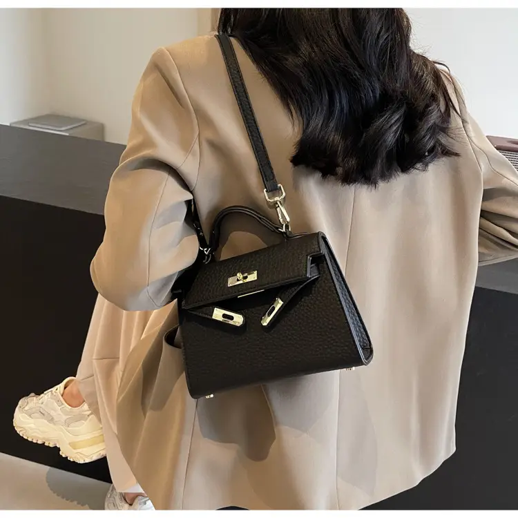 Platinum Litchi Pattern Shoulder Bag 2024 — feature 27