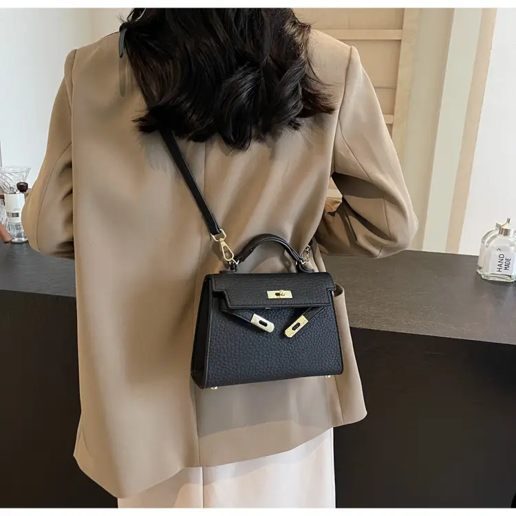 Platinum Litchi Pattern Shoulder Bag 2024 — feature 29