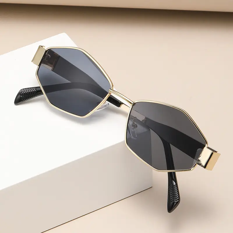 Women Retro Sunglasses with Diamond Frame & Photo-Taking Design - Image 10