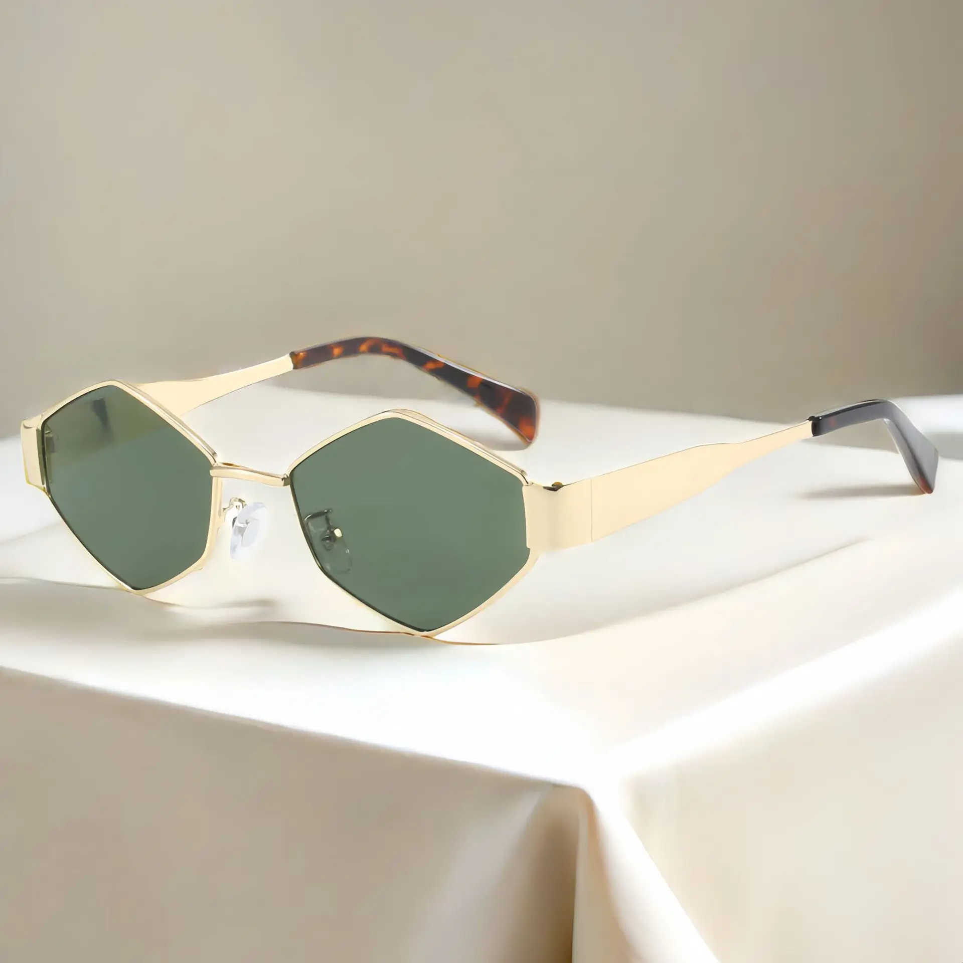 Women Retro Sunglasses with Diamond Frame & Photo-Taking Design - Image 11