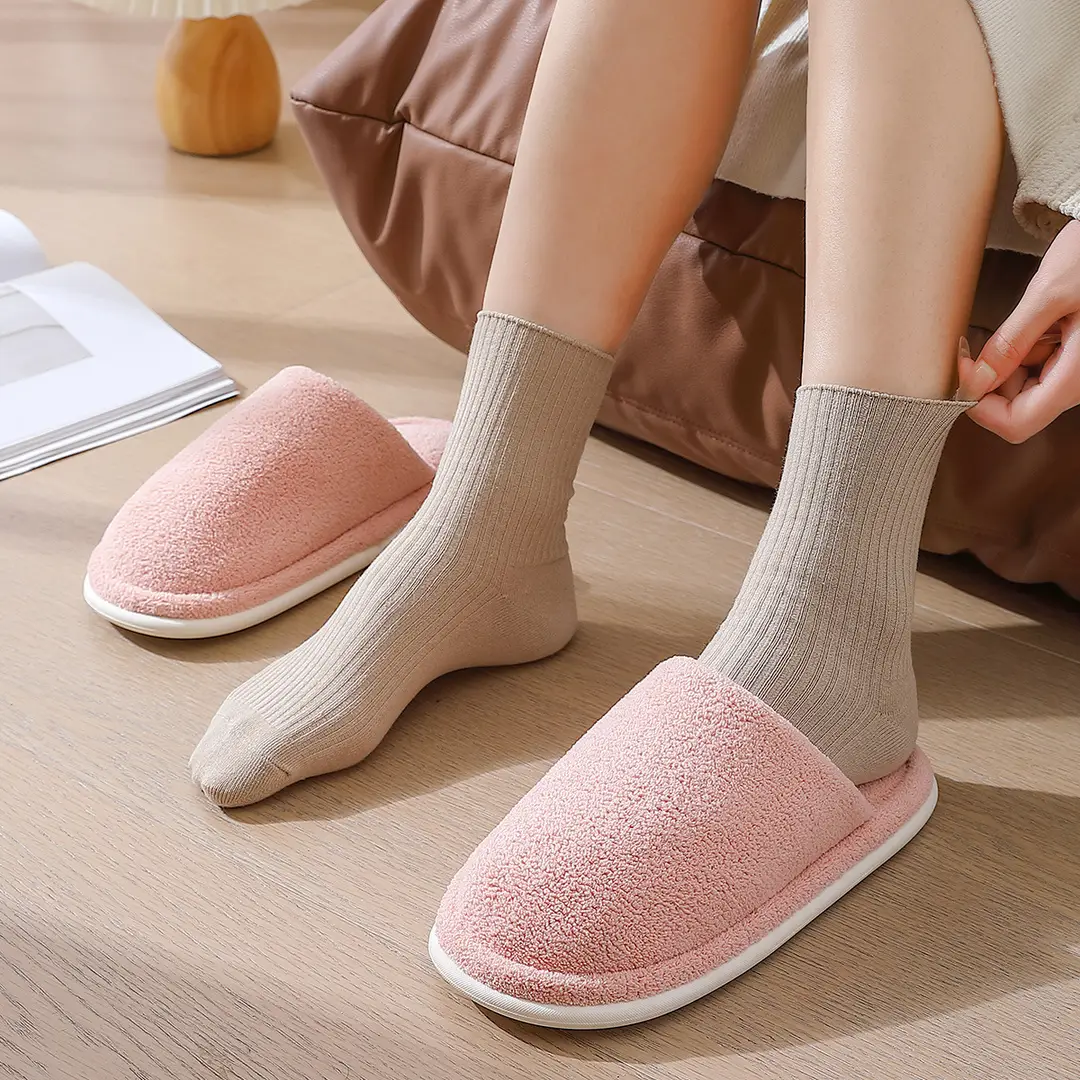 Soft winter fluffy slippers ladies warm plush simple home indoor non-slip autumn cotton slippers men wholesale