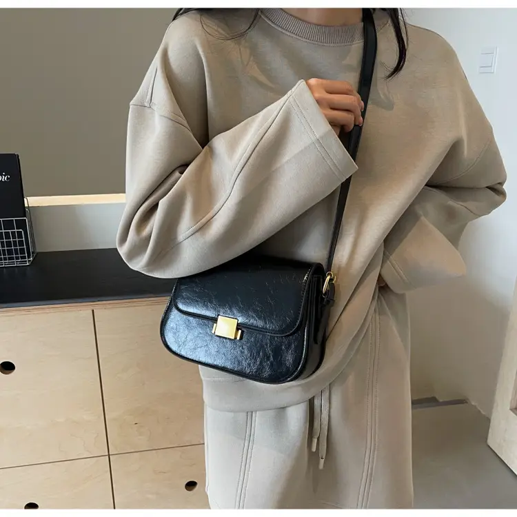 Small One-Shoulder Women's Bag Black with Gold Clasp — feature 10
