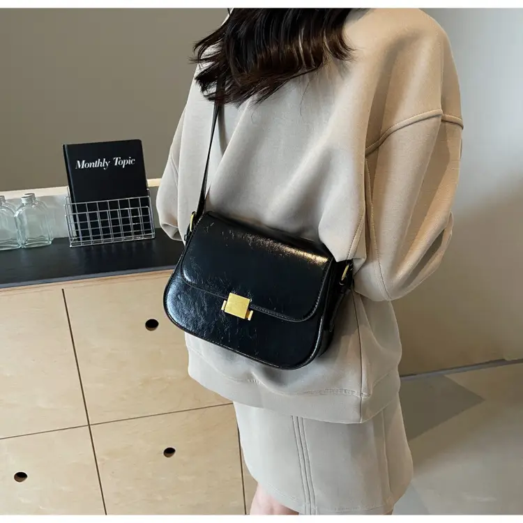 Small One-Shoulder Women's Bag Black with Gold Clasp — feature 11