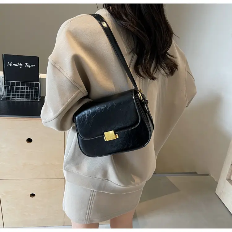 Small One-Shoulder Women's Bag Black with Gold Clasp — feature 12