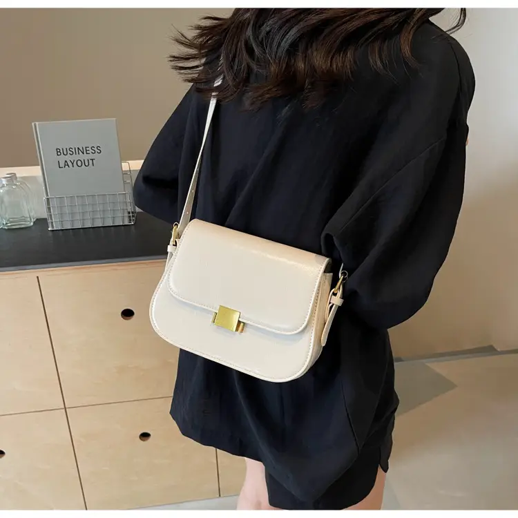 Small One-Shoulder Women's Bag Black with Gold Clasp — feature 15