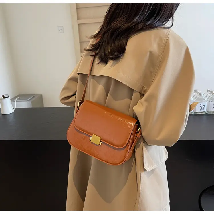 Small One-Shoulder Women's Bag Black with Gold Clasp — feature 17