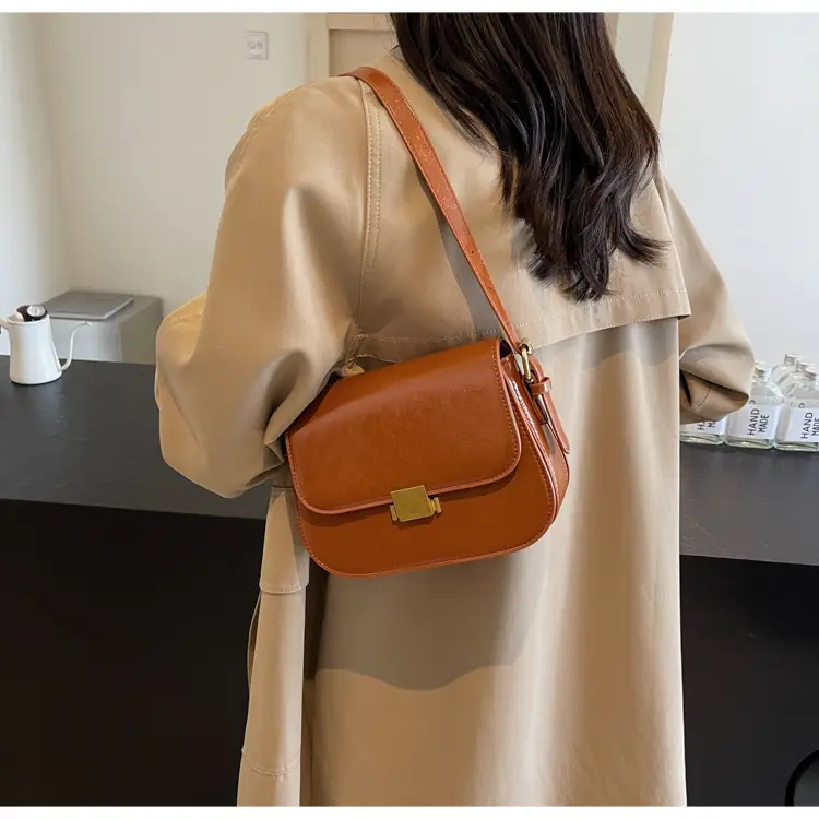 Small One-Shoulder Women's Bag Black with Gold Clasp — feature 18