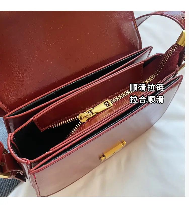 Small One-Shoulder Women's Bag Black with Gold Clasp — feature 4