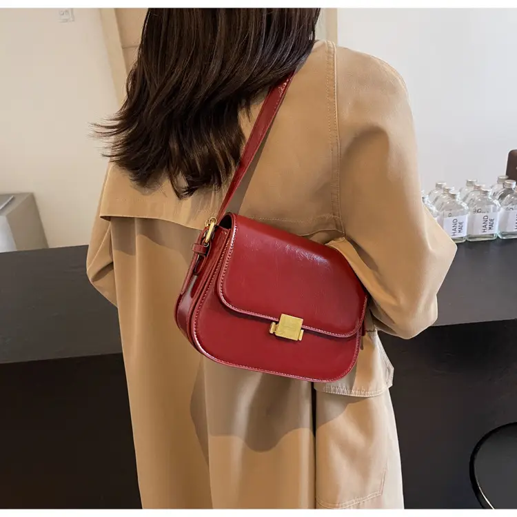 Small One-Shoulder Women's Bag Black with Gold Clasp — feature 9