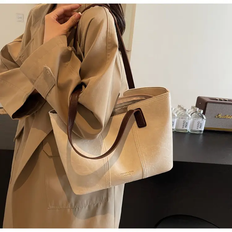 Large Capacity Women's Brown Leather Tote Bag — feature 9