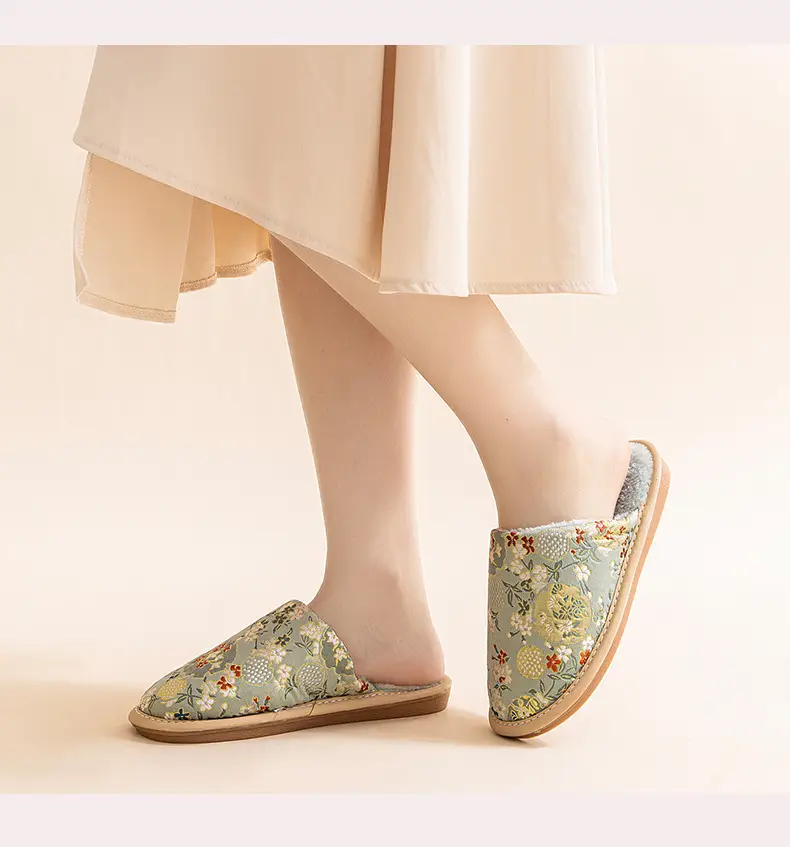 Cotton slippers women's autumn and winter indoor home fleece-lined warm non-slip beef bottom embroidery factory direct a generation of hair — feature 14