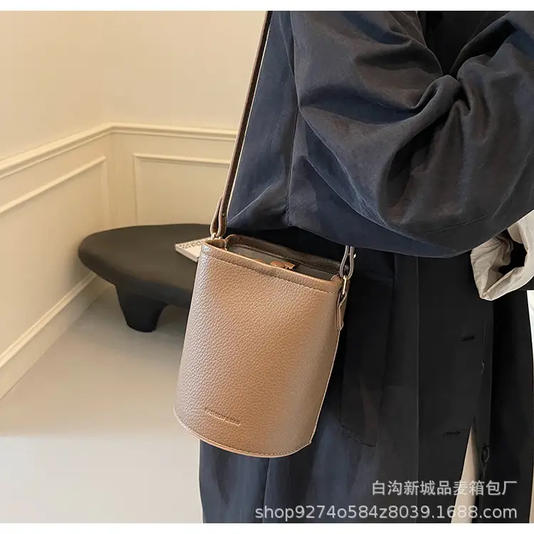 Women's Brown Leather Crossbody Bag 2026 New Trendy Retro — feature 15