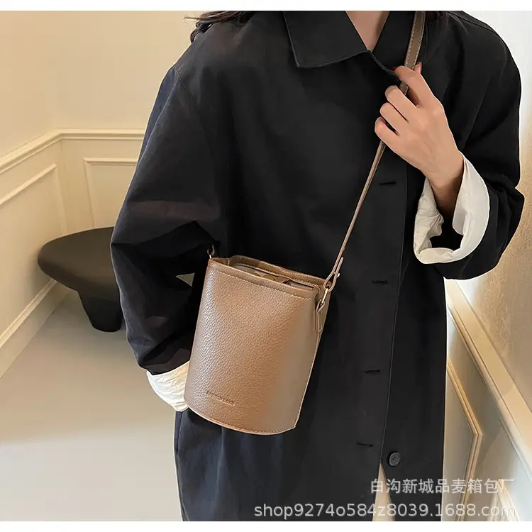 Women's Brown Leather Crossbody Bag 2026 New Trendy Retro — feature 17