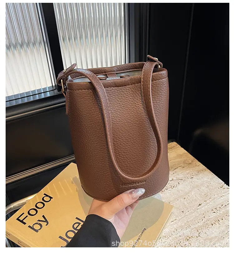 Women's Brown Leather Crossbody Bag 2026 New Trendy Retro — feature 2
