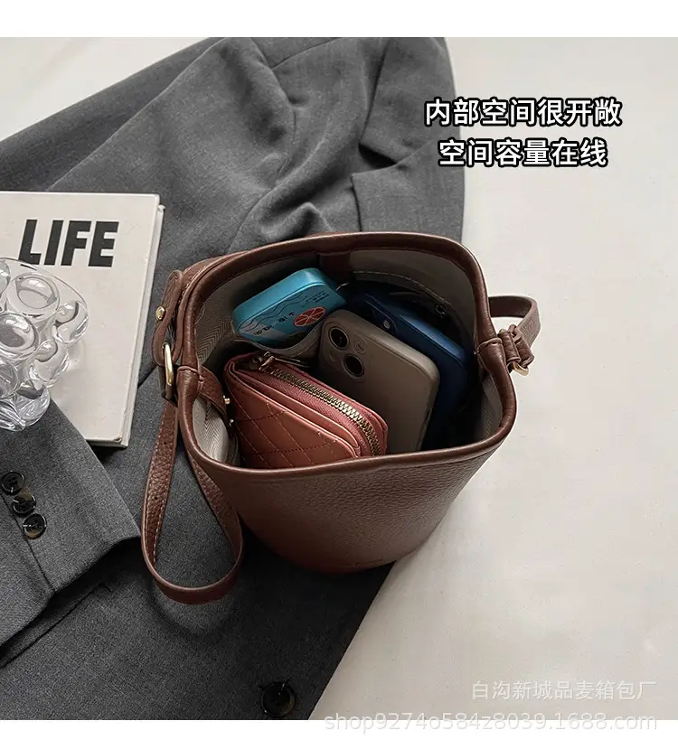 Women's Brown Leather Crossbody Bag 2026 New Trendy Retro — feature 8
