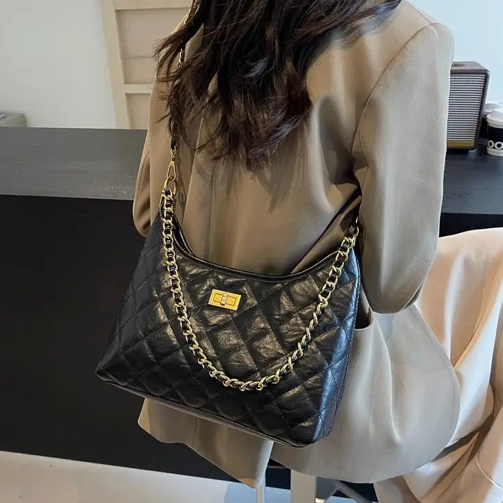 Black Quilted Shoulder Bag for Women 2024 - Image 6
