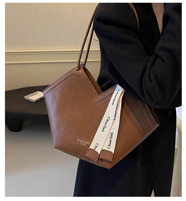 Women's Large Capacity Touche Tote Bag Beige Black — feature 1