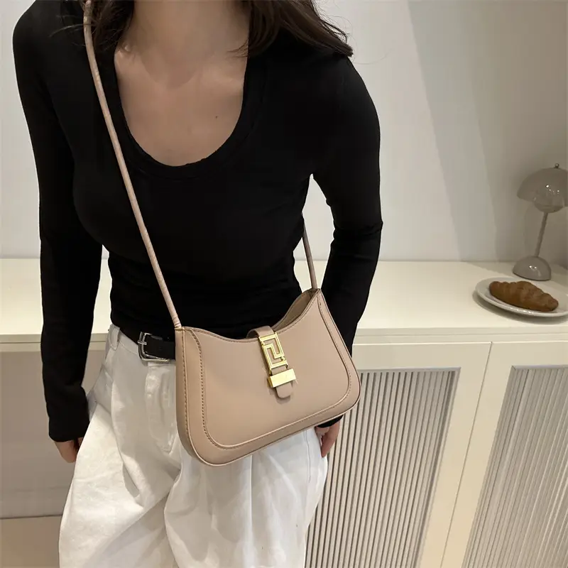 Vintage Women's Shoulder Bag with Gold Clasp 2026