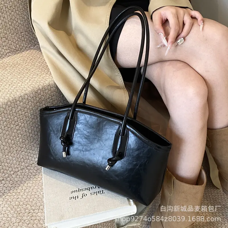 Elegant Black Retro Shoulder Bag for Women - Image 7