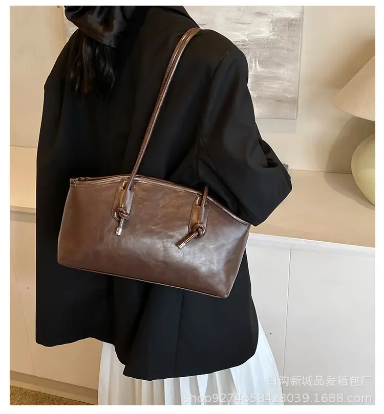 Elegant Black Retro Shoulder Bag for Women — feature 1